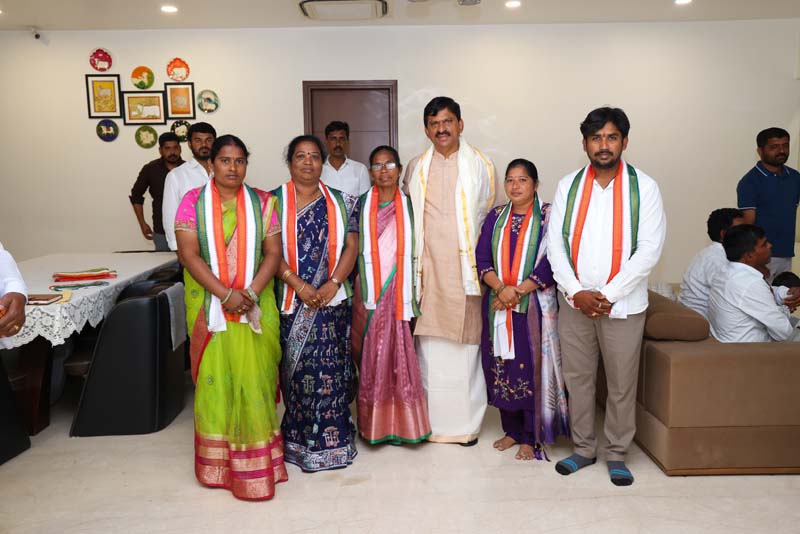 కాంగ్రెస్ తీర్థం పుచ్చుకున్న ఇండిపెండెంట్ కార్పొరేటర్లు