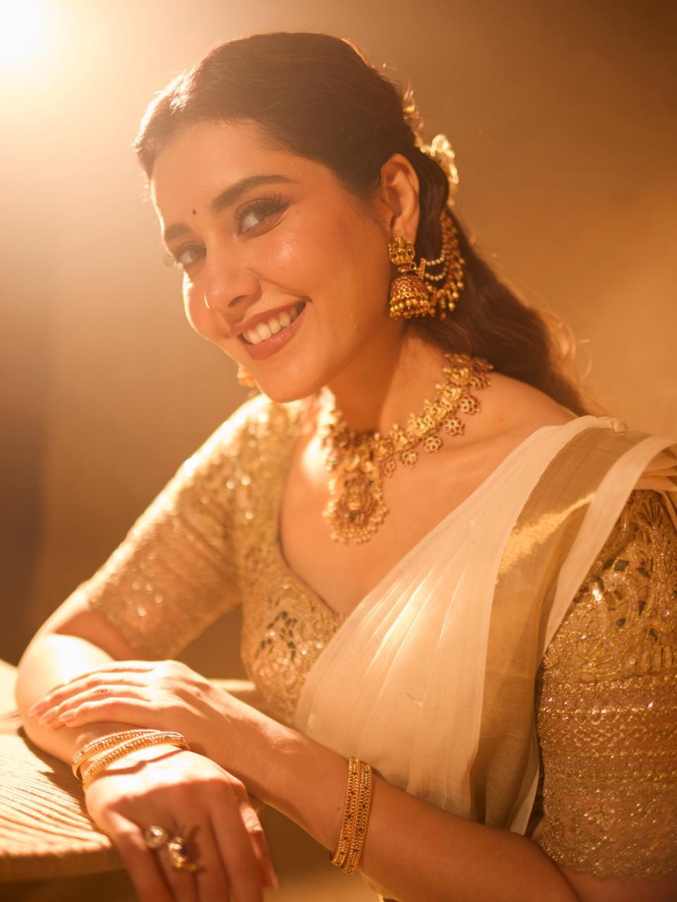 మహాదేవుడికి రాశి ఖన్నా స్వరార్చన: ‘శివ్ కైలాషోం కే వాసి’ భజనతో భక్తిలో ఓలలాడించిన నటి