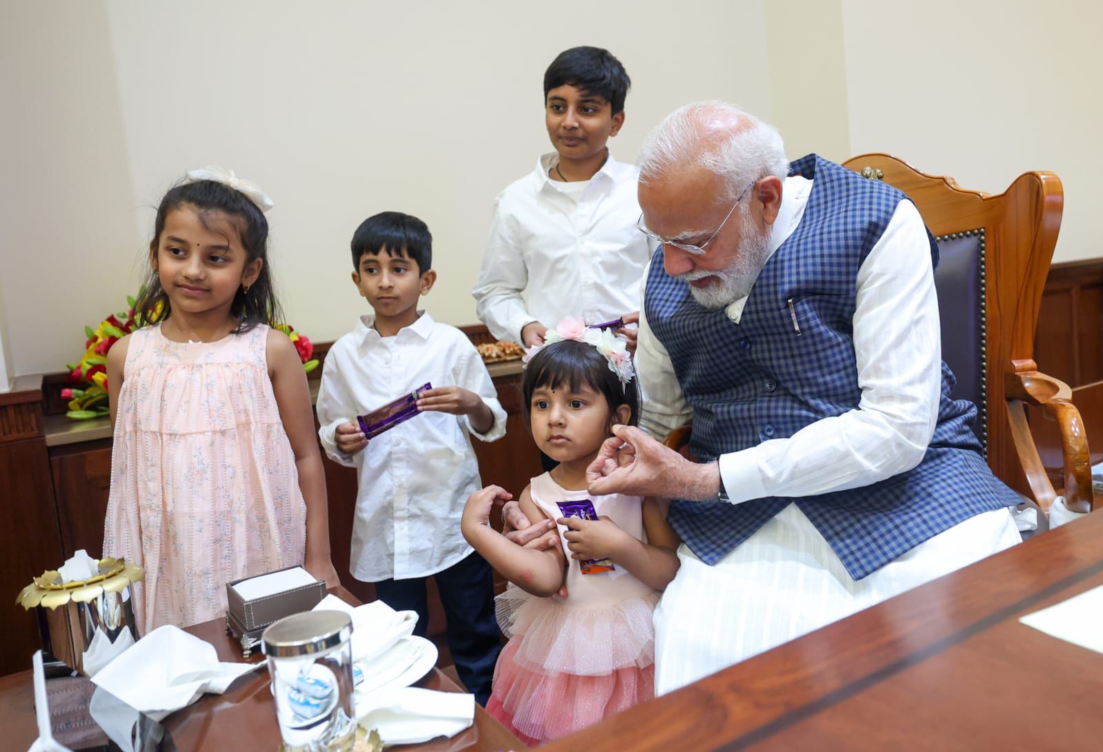 ప్రధాని మోదీతో రాజ్యసభ సభ్యులు ఆర్. కృష్ణయ్య భేటీ: చట్టసభల్లో బీసీలకు 50 శాతం రిజర్వేషన్లే లక్ష్యం; ఎంపీ మనవళ్లతో ప్రధాని సరదా ముచ్చట్లు