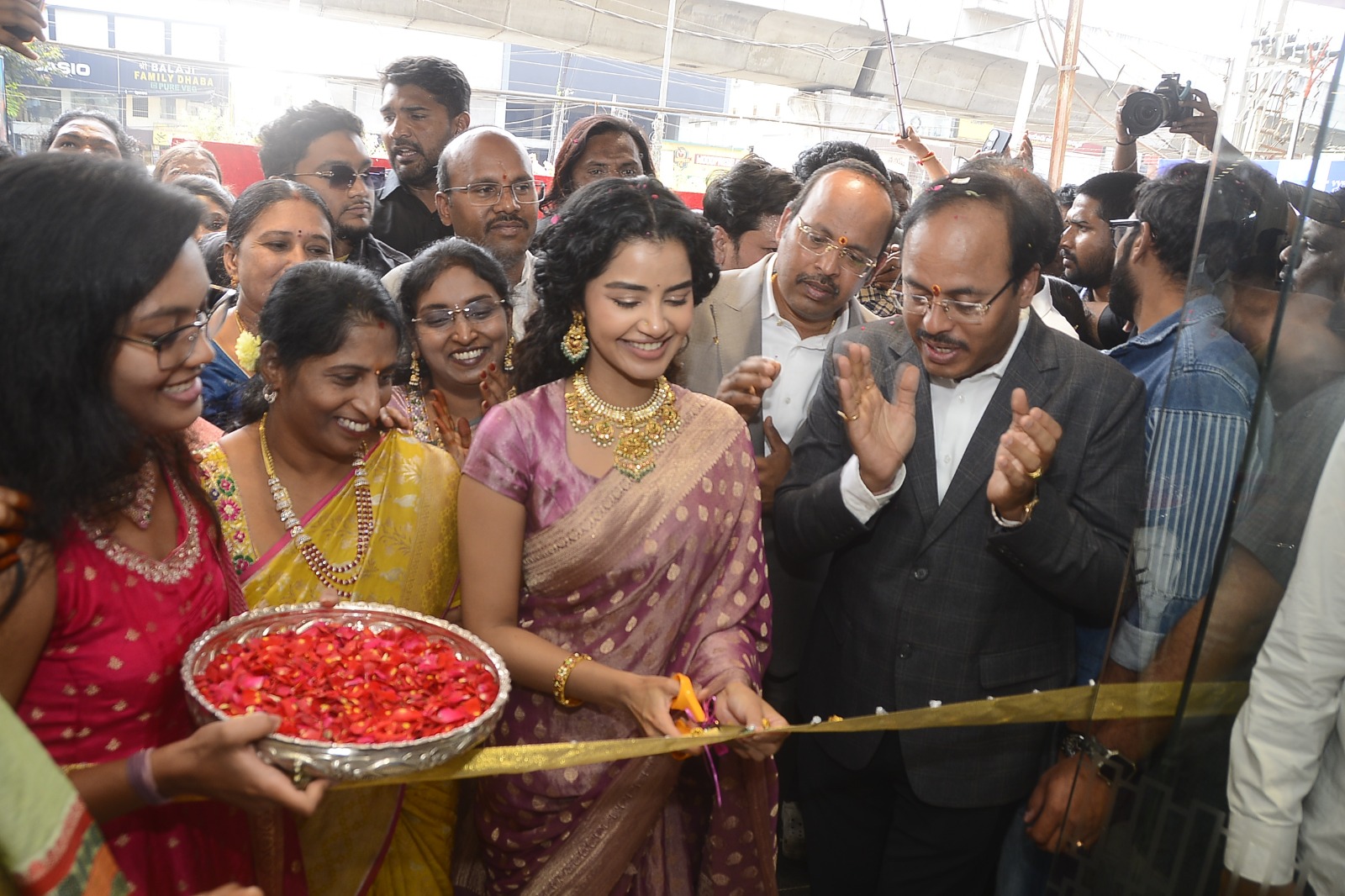 దిల్ సుఖ్ నగర్‌లో వైశ్యరాజు జ్యూయలర్స్ సరికొత్త శోభ: సినీనటి అనుపమ పరమేశ్వరన్ చేతుల మీదుగా షోరూమ్ ప్రారంభం